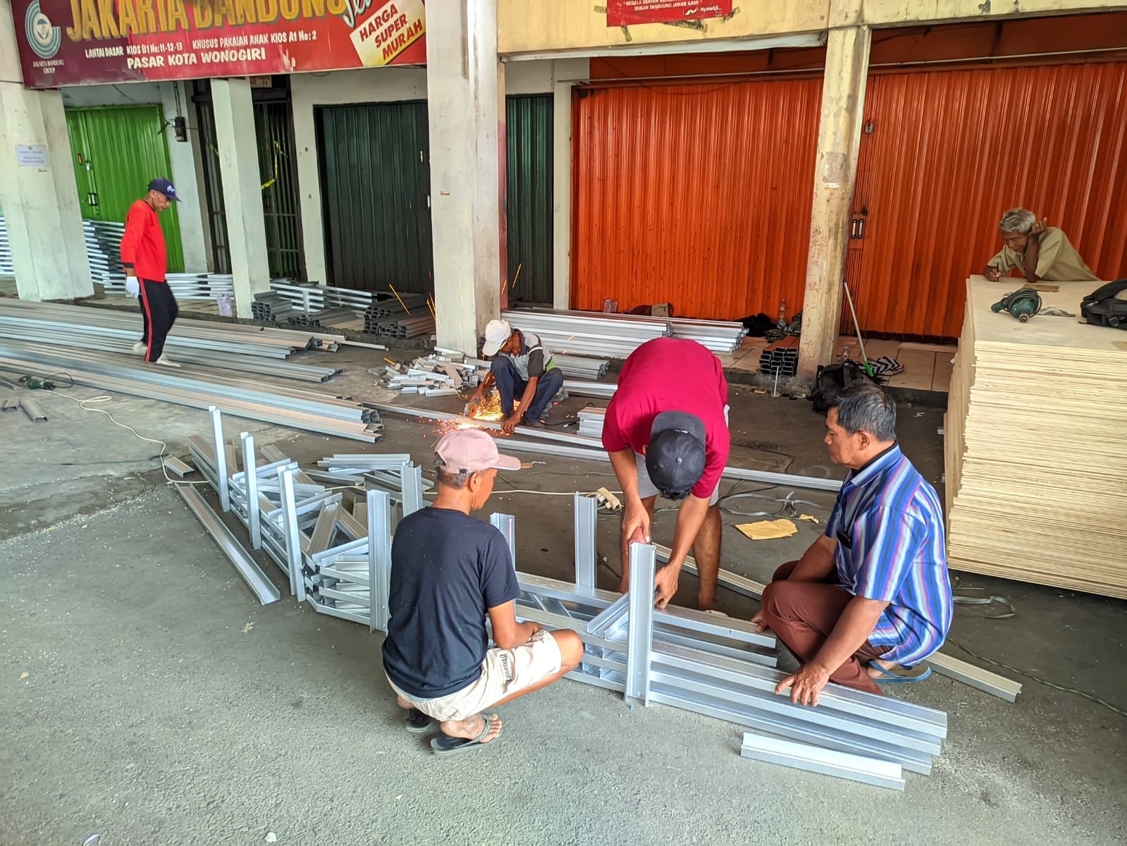 Pekerja merangkai bahan konstruksi untuk pasar darurat di area Pasar Kota Wonogiri, Sabtu (11/10/2025).