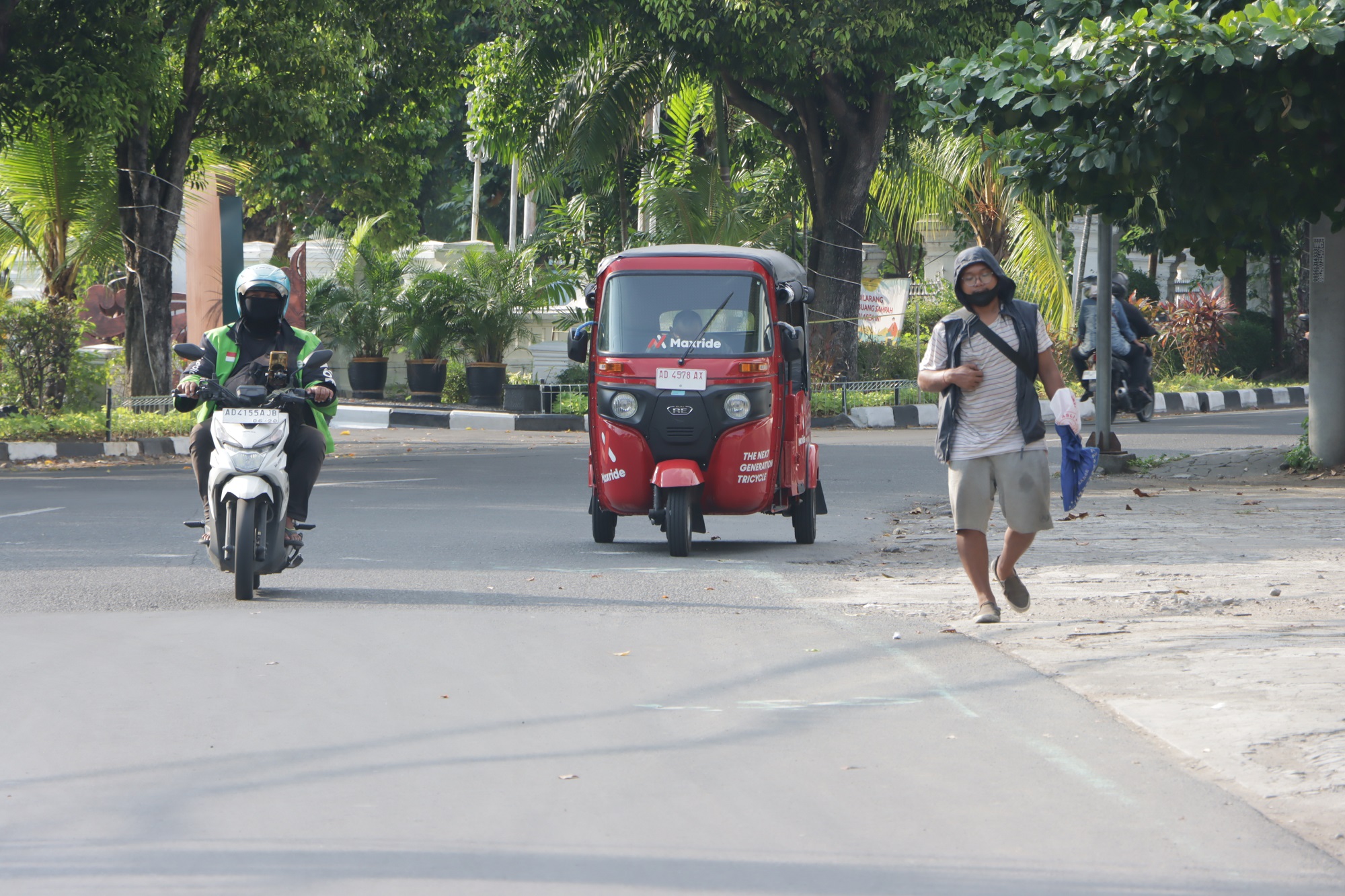 Kehadiran bajaj di jalan Kota Solo rawan menimbulkan gesekan dengan transportasi umum lainnya. (M Ihsan/Radar Solo)