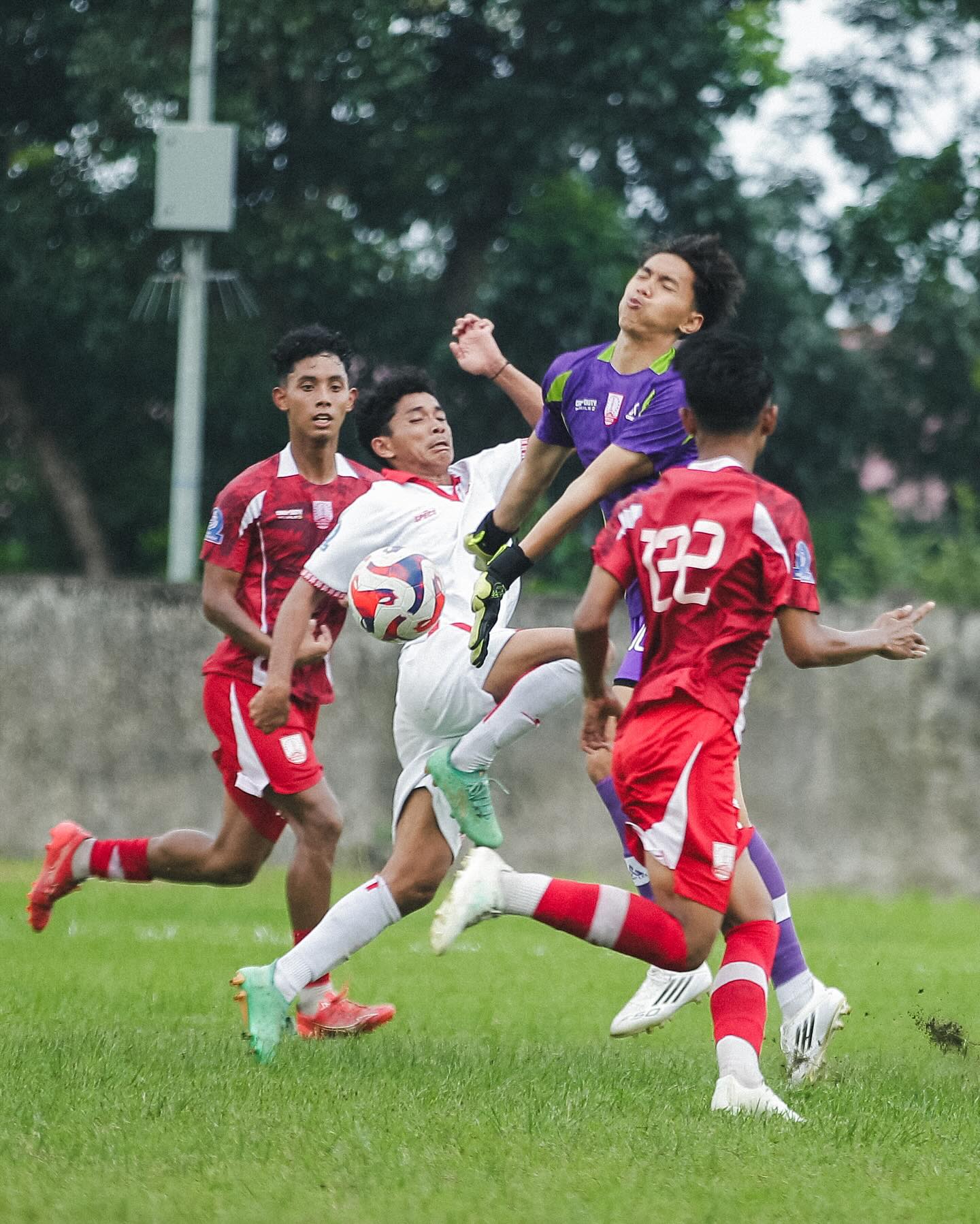 BERJIBAKU: Persis Solo youth bertanding melawan Malut United di ajang EPA 2025 di Stadion Marimoi, Tidore, Minggu (12/10/2025).