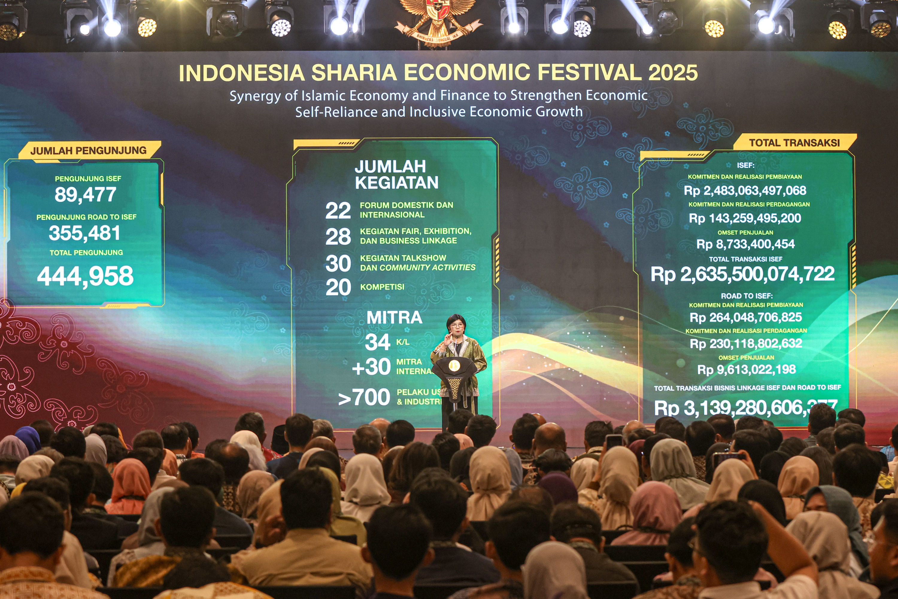 Deputi Gubernur Senior Bank Indonesia Destry Damayanti memberikan sambutan saat closing ceremony ISEF 2025 di JIEXpo, Jakarta, Minggu (12/10/2025).Dalam gelaran ISEF 2025 selama lima hari Bank Indonesia mengklaim membukukan transaksi sebesar 3,13 Triliun