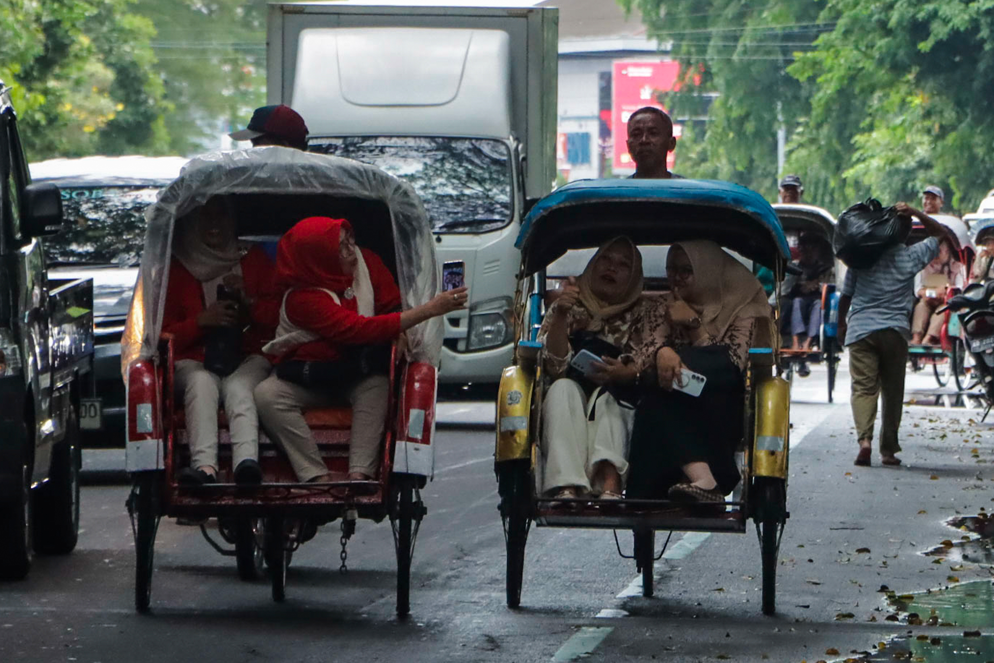 Becak sedang mengangkut penumpang di Kota Solo. (M Ihsan/Radar Solo)