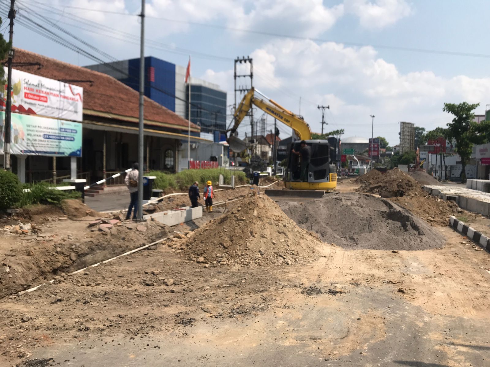 Alat berat dikerahkan untuk mendukung revitalisasi kawasan Jalan Pandanaran Boyolali.