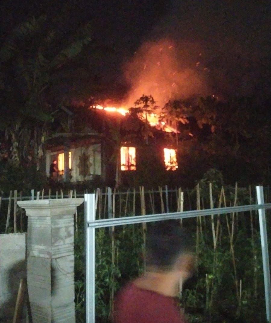 Api membakar rumah warga Dukuh Sidodadi, RT 01, RW 04, Desa Urutsewu, Ampel, Boyolali terbakar, Minggu (12/10/2025) dini hari.