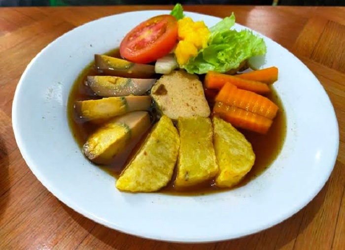 Selat Solo Bu Rina, warung sederhana di Serengan yang viral karena cita rasa otentik dan laris ratusan porsi tiap hari.