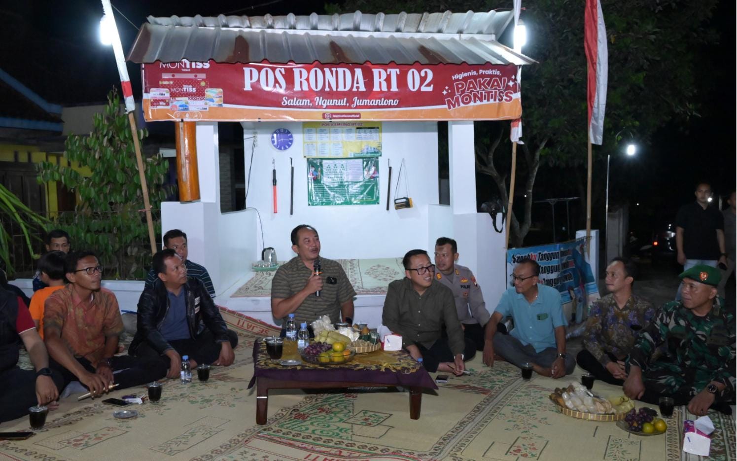 Pasangan Bupati dan Wabup Karanganyar Rober Christanto - Adhe Elliana cek siskamling di Kecamatan Jumantono.