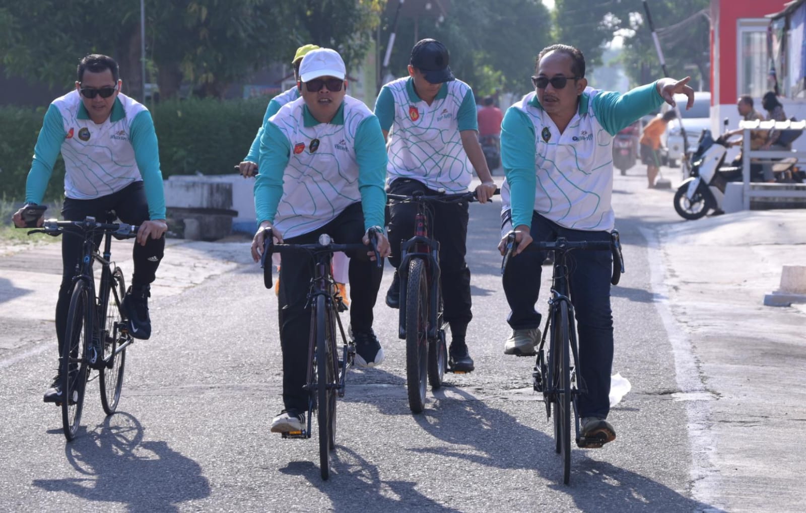 Bupati-Wabup Karanganyar Rober Christanto- Adhe Eliana, serta jajaran Forkopimda ikut gowes HUT TNI.