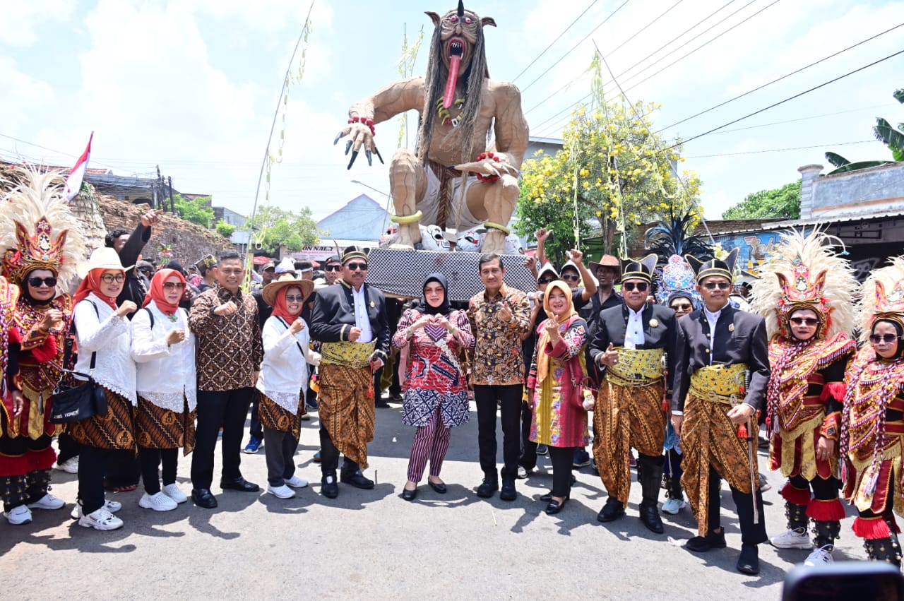 Bupati-Wakil Bupati Sukoharjo Etik Suryani-Eko Sapto buka kirab budaya dalam rangka Hari Jadi Kartasura ke-345, Minggu (12/10/2025).