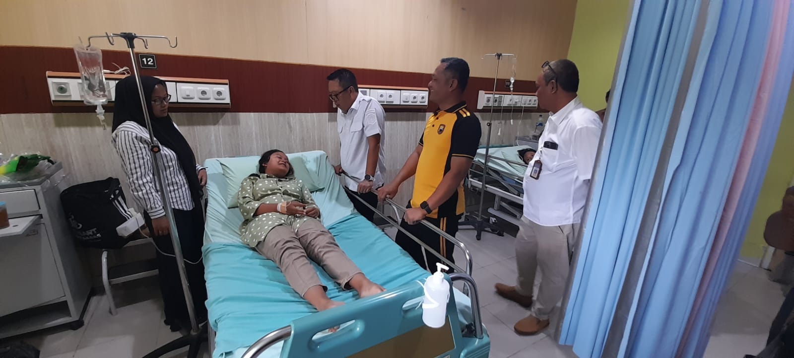 Ketua Satgas MBG Kabupaten Karanganyar Adhe Eliana saat menjenguk sejumlah murid yang dirawat di RSUD Karanganyar.