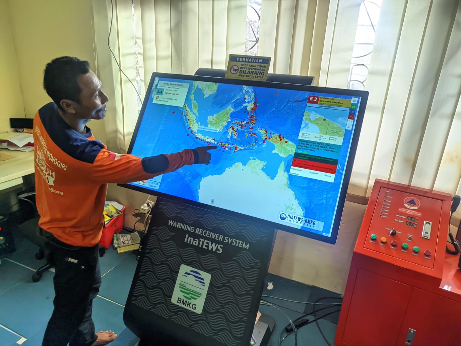 Petugas BPBD Wonogiri menunjukkan alat Warning Receiver System Indonesia Tsunami Early Warning System (WRS InaTEWS) di Kantor BPBD Wonogiri, Minggu (12/10/2025).