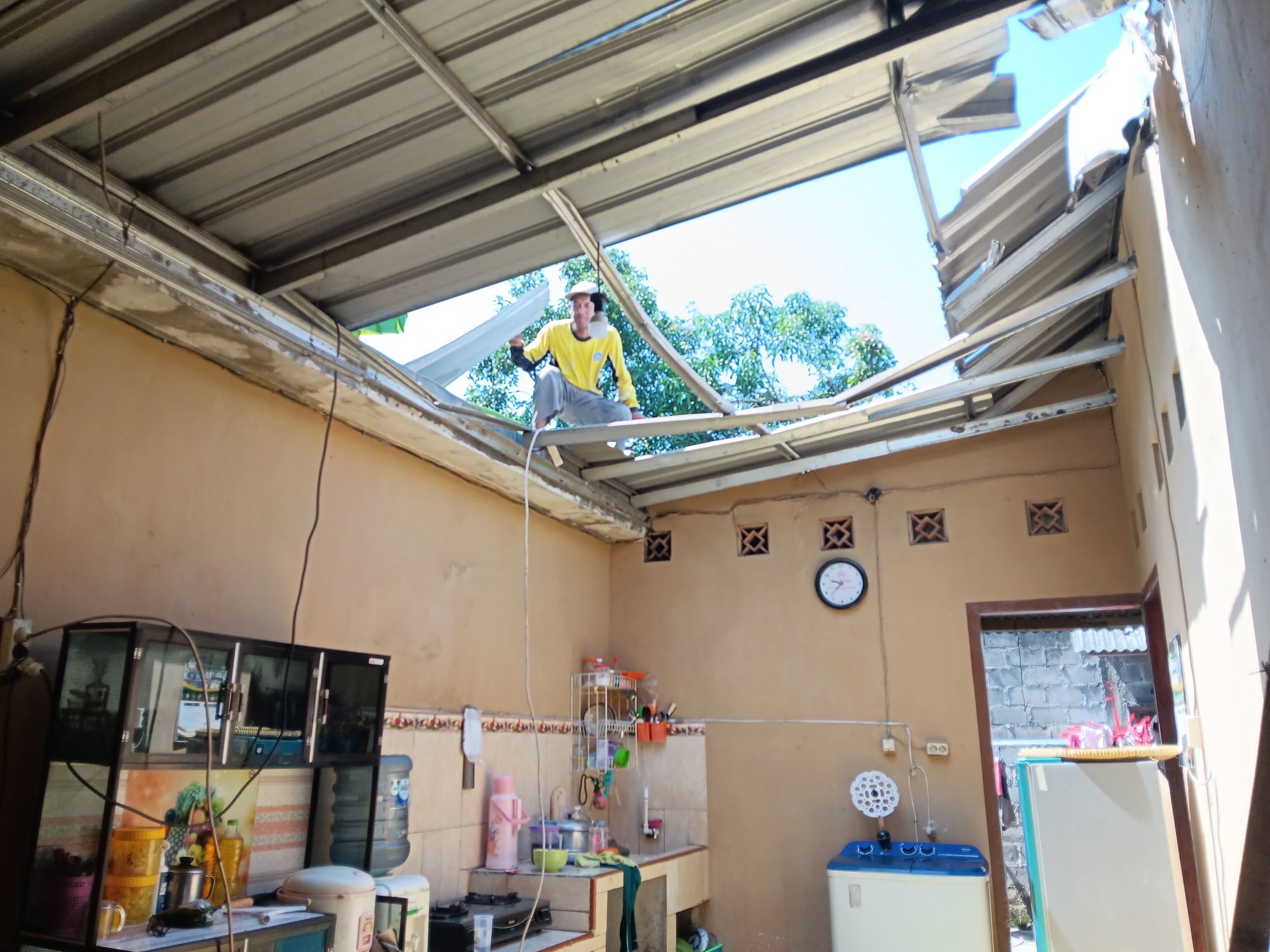 Salah satu rumah di Desa Ceporan, Kecamatan Gantiwarno, Klaten yang rusak diterjang puting beliung, Minggu (12/10/2025) petang. (Angga Purenda/Radar Solo)