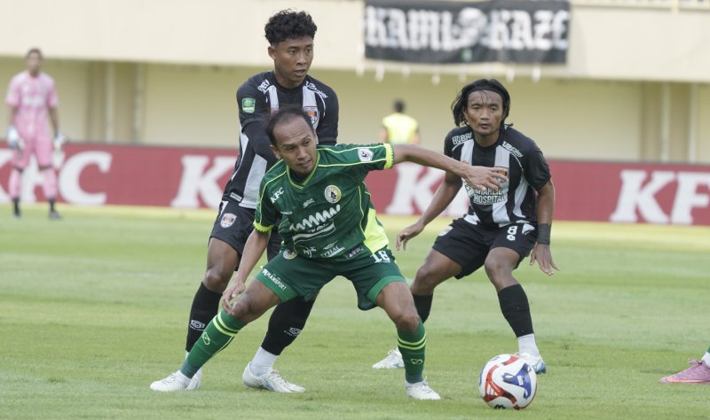 BERJIBAKU: Kendal Tornado FC saat melawan PSS Sleman di Stadion Maguwoharjo, Minggu (12/10).  &nbsp;