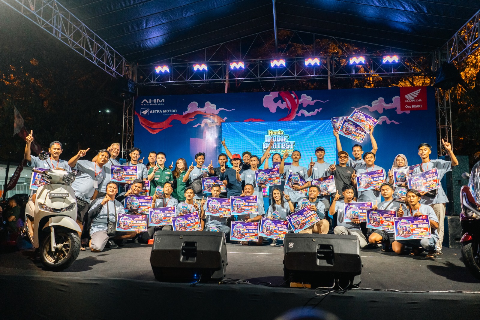 Foto bersama seluruh pemenang Honda Modif Contest Solo Series 2025 dengan para Juri dan perwakilan Main Dealer&nbsp; Astra Motor Jateng di Sentra Niaga Solo Baru pada 11 Oktober 2025.