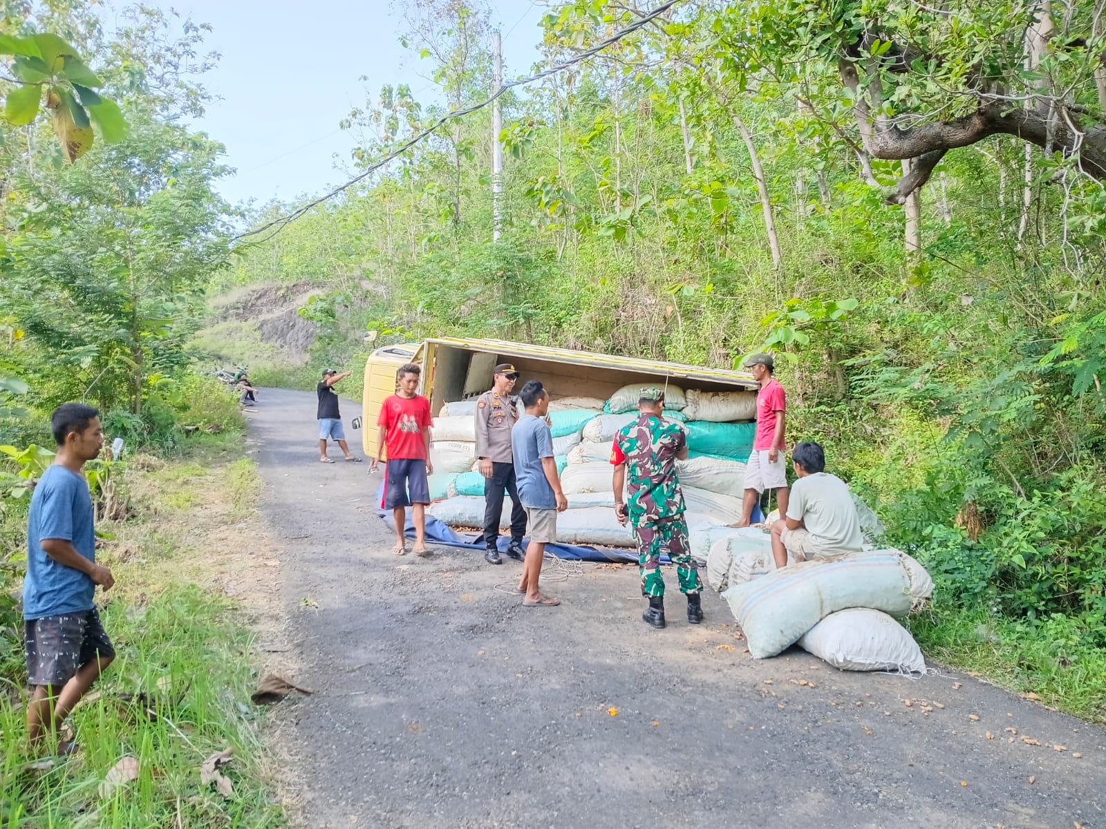 Truk angkut 9 ton kunyit yang terguling di jalur Tunggangan hubungkan Jatiroto-Tirtomoyo, Wonogiri.  Tepatnya di Dusun Dawe Kidul, Desa Ngelo, Kecamatan Jatiroto, Wonogiri, Senin (13/10/2025).