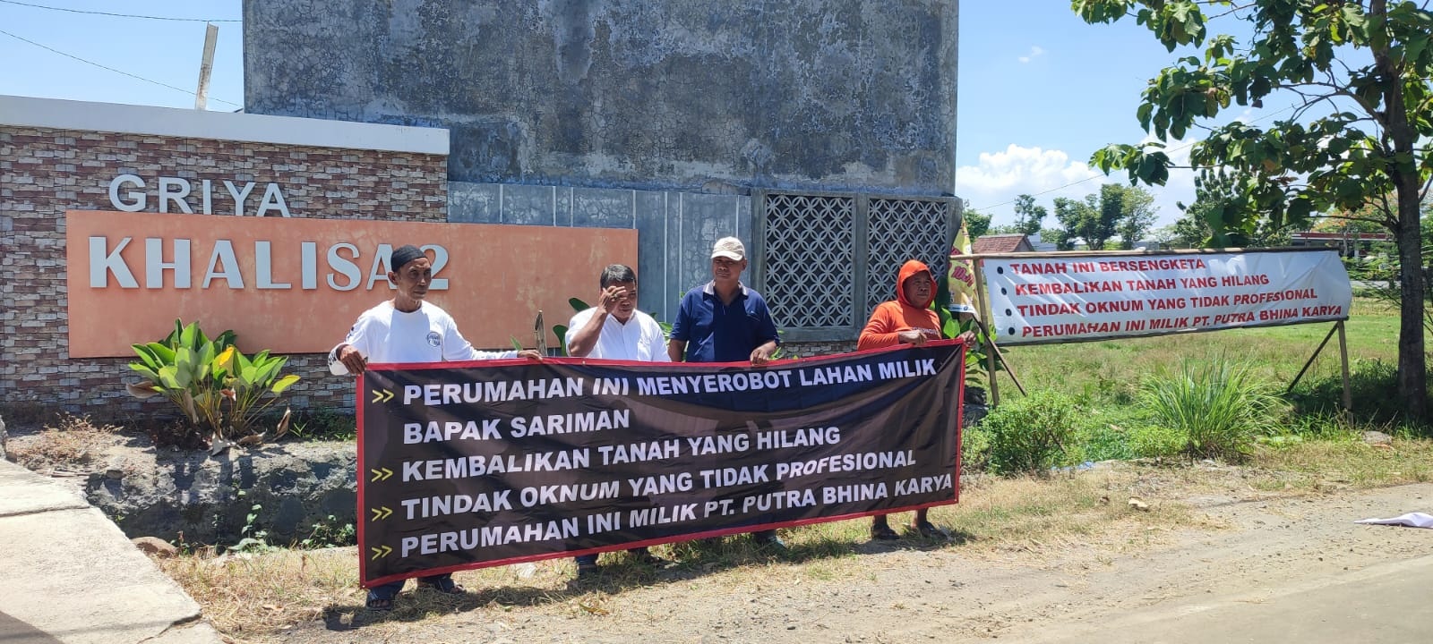 Warga Desa Pelemgadung, Kecamatan Karangmalang, Sragen menggelar aksi protes terhadap dugaan penyerobotan lahan miliknya, Senin (13/10/2025). (Ahmad Khairudin/Radar Solo)