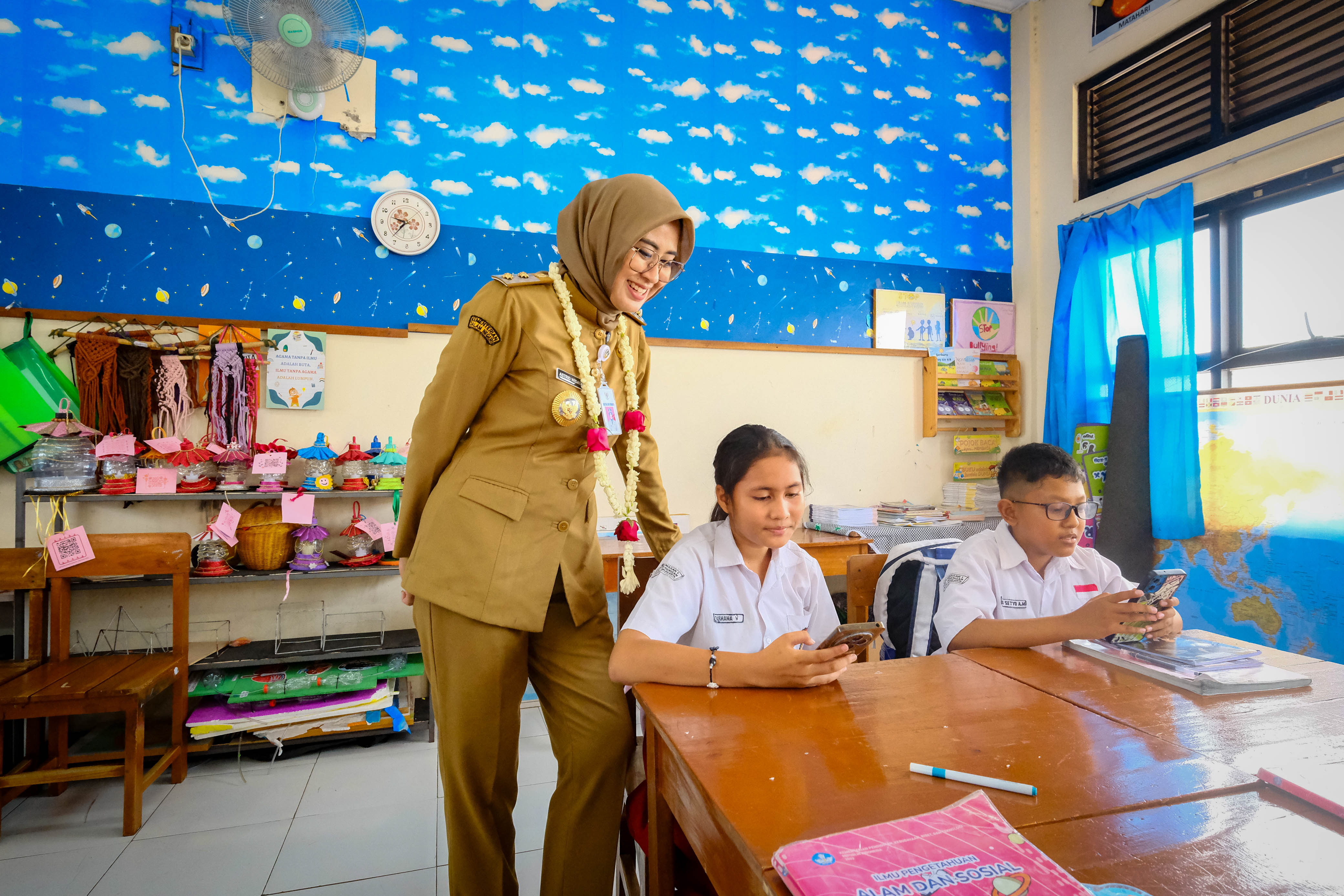 Wakil Wali (Wawali) Kota Solo Astrid Widayani bersama siswa di SDN Kemasan 1, Senin (13/1).