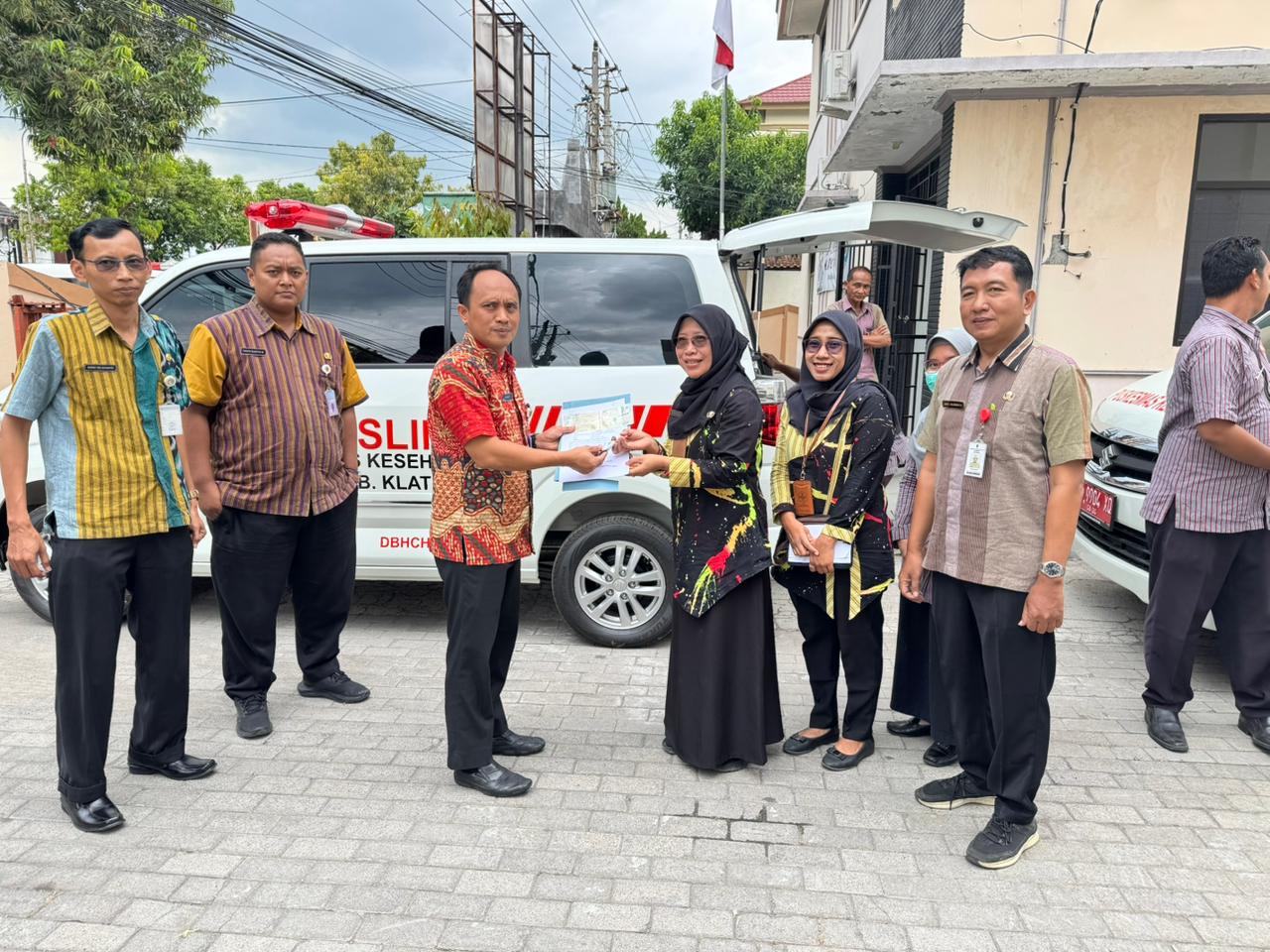 Penyerahan armada tiga unit pusling untuk Puskesmas Prambanan, Polanharjo dan Gantiwarno. (Angga Purenda/Radar Solo)