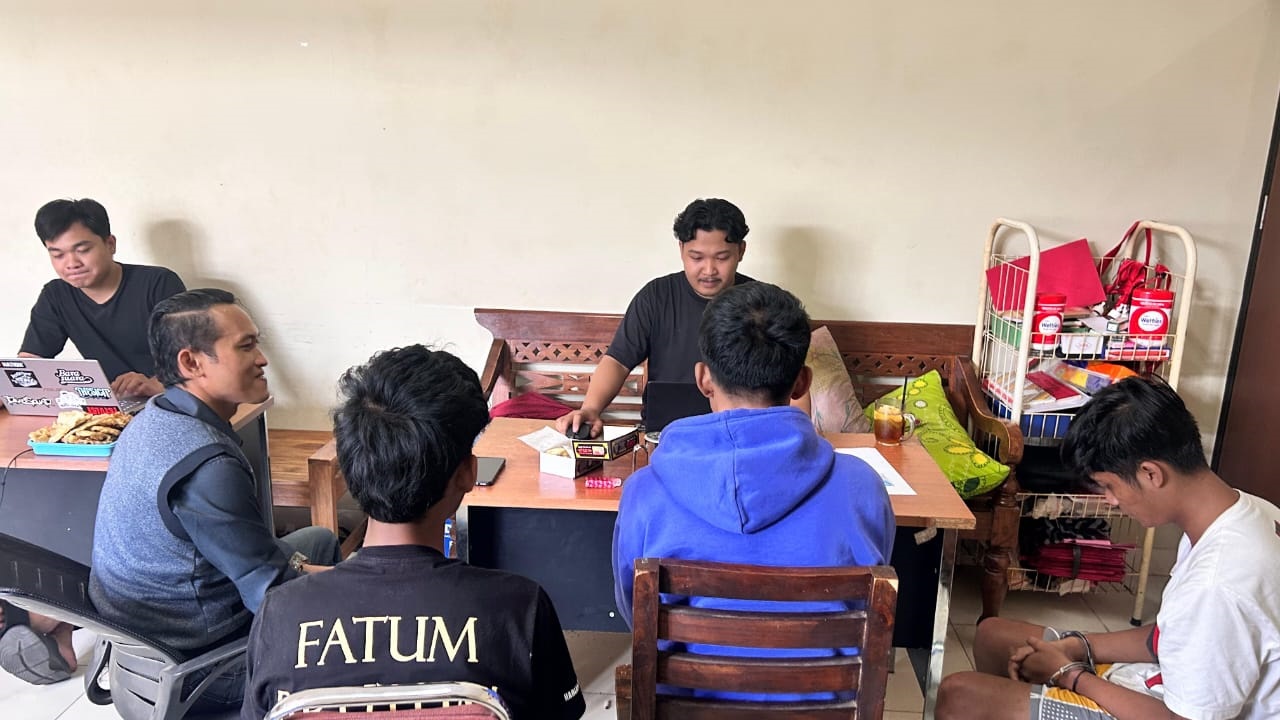 Tiga pengedar sabu asal Kecamatan Kartasura diperiksa polisi.