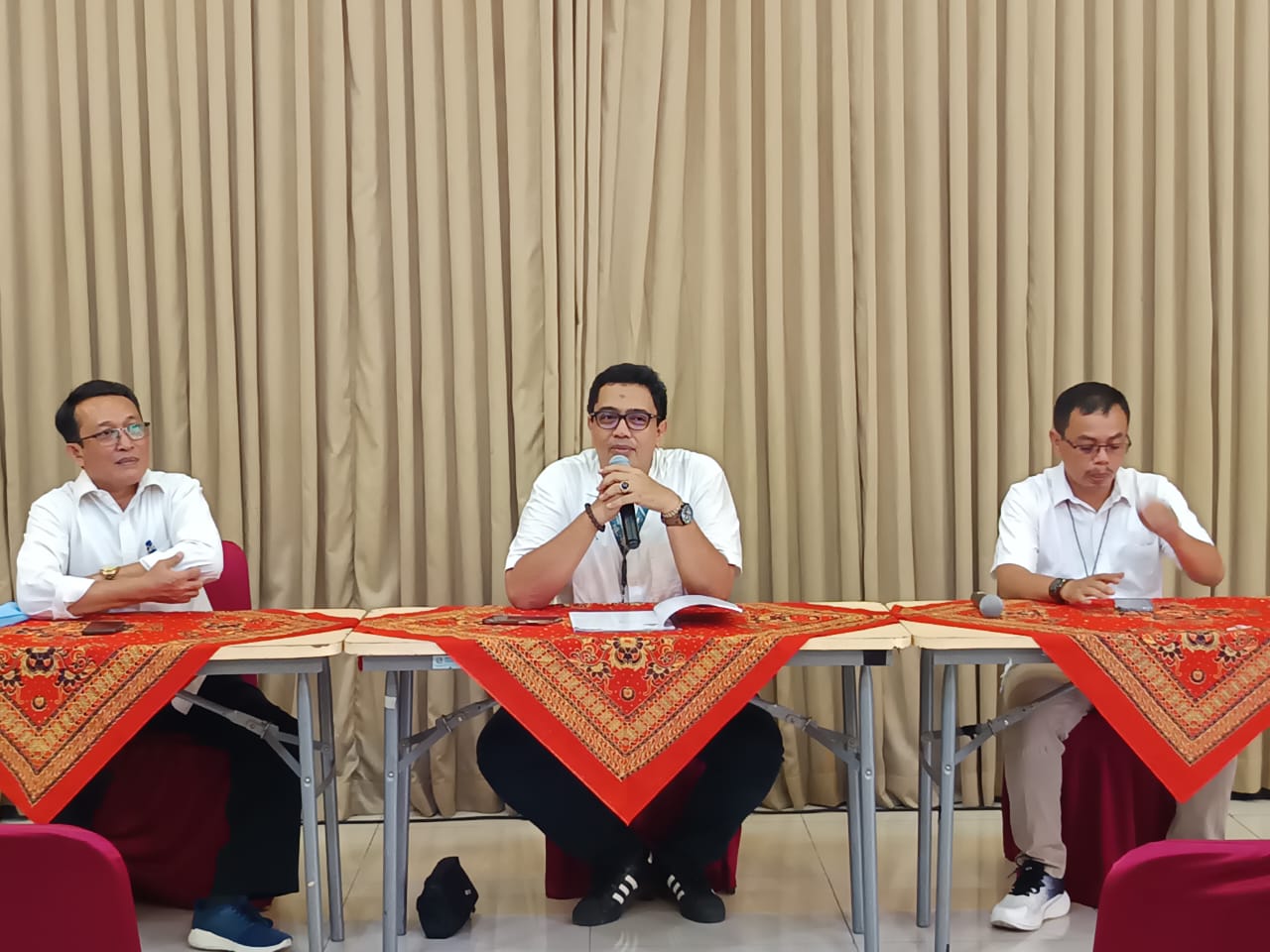BERSINERGI: Rektor Institut Seni Indonesia (ISI) Surakarta Bondet Wrahatnala (tengah) saat menggelar coffee morning bersama awak media, Senin (13/10/2025)