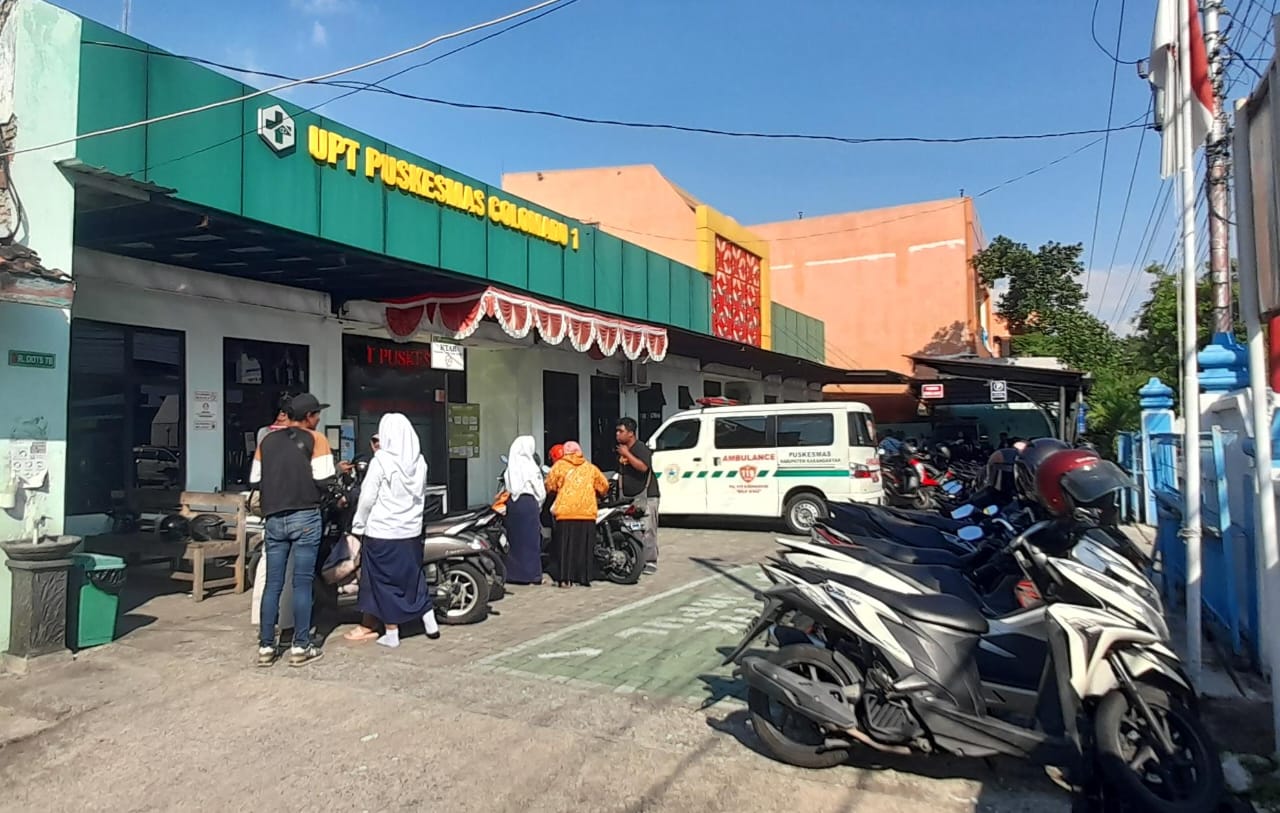 Sejumlah siswa SMPN 1 Colomadu, Karanganyar saat dijemput usai menjalani perawatan di Puskesmas Colomadu 1 karena diduga keracunan MBG, Senin (13/10). (Rudi Hartono/Radar Solo)