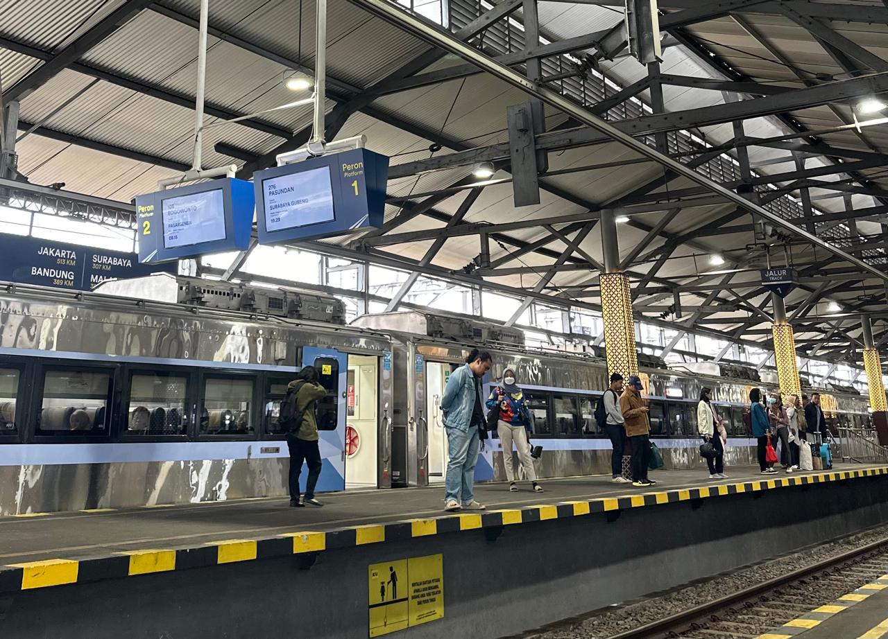 Suasana di stadion kereta api.