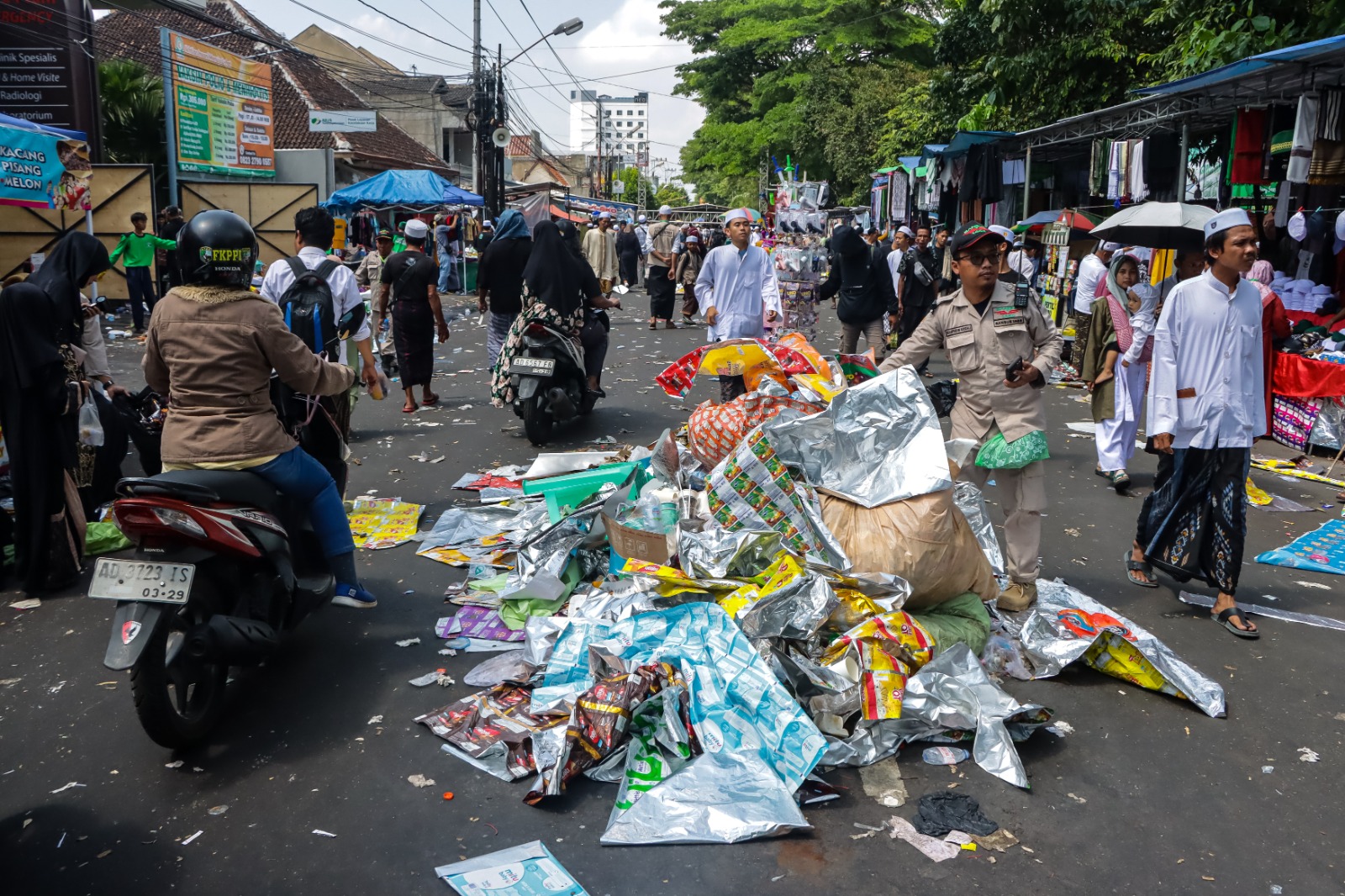 MENUMPUK: Sampah yang ditinggalkan pengunjung kegiatan Haul Habib Ali bin Muhammad Al Habsyi.