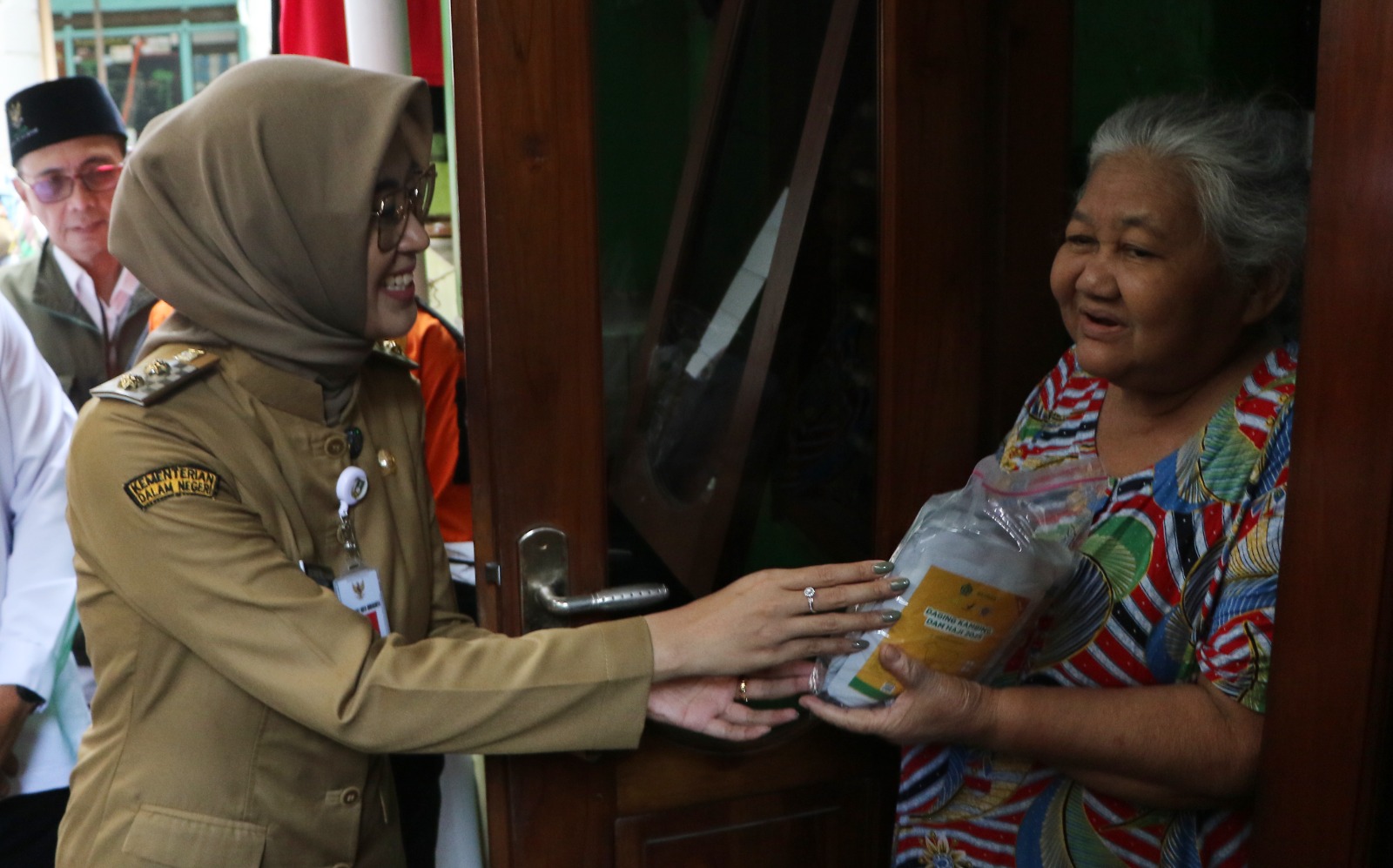 BERBAGI KEBAHAGIAAN: Wakil Wali Kota Solo Astrid Widayani saat memberikan bantuan dari Baznas ke warga Kota Solo, Senin (13/10/2025)  &nbsp;