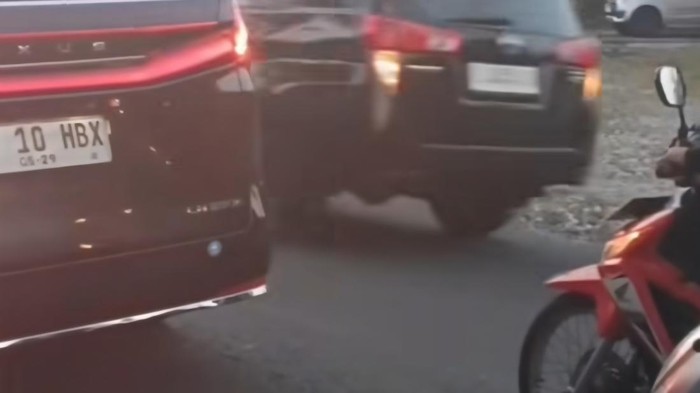Viral Video mobil Sultan HB X disalip rombongan diduga AHY viral. Stafsus Menko Infra beri klarifikasi, publik puji keteladanan Sultan.