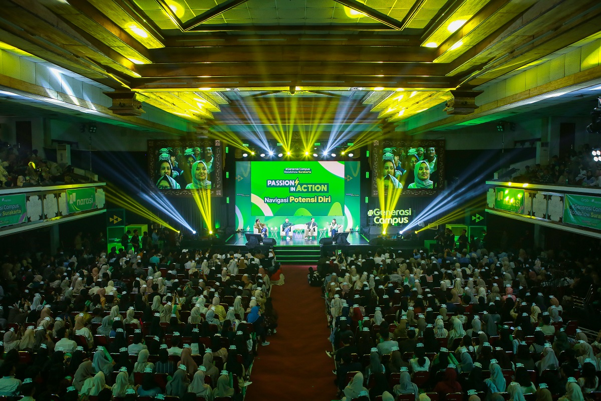 Najwa Shihab dalam Generasi Campus Roadshow 2025 yang digelar di Auditorium GPH Haryo UNS pada Selasa (7/10/2025).