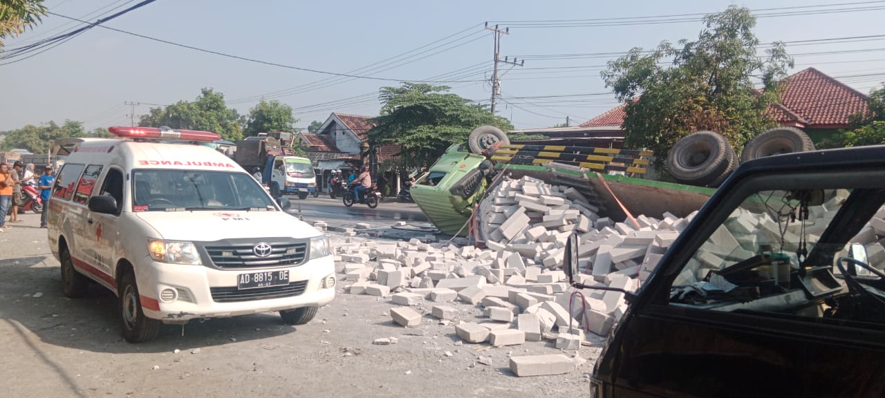 Kondisi truk bermuatan tebel yang terguling di Jalan Sragen-Ngawi, Kecamatan Gondang, Sragen, Selasa (14/8/2025). (Ahmad Khairudin/Radar Solo)