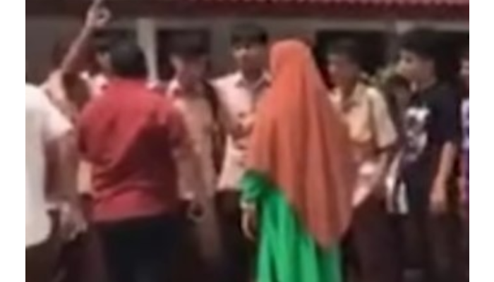 Kepala SMAN 1 Cimarga menghadapi protes usai tampar murid yang merokok di sekolah.