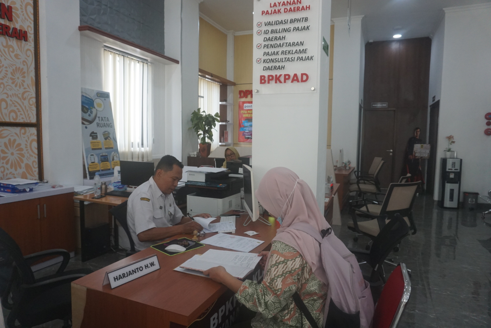 Pelayanan Badan Pengelolaan Keuangan, Pendapatan dan Aset Daerah (BPKPAD) Klaten di mal pelayanan publik (MPP), Kecamatan Klaten Tengah. (Angga Purenda/Radar Solo)