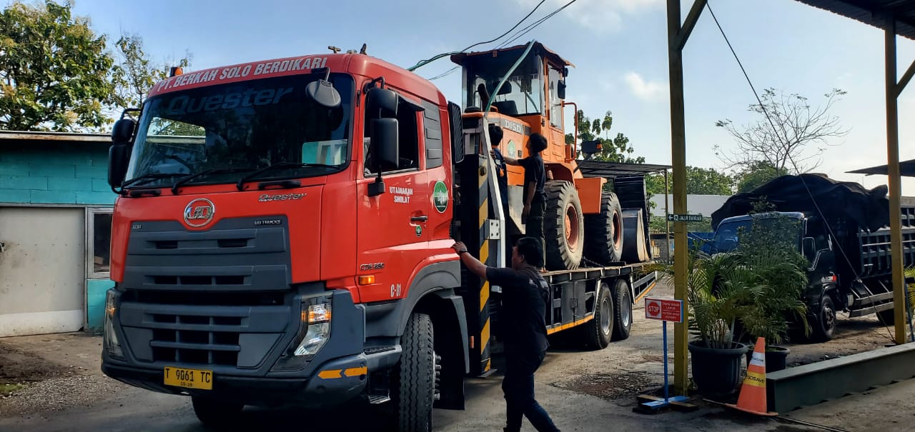 Truk tronton muatan alat berat terlibat kecelakaan tunggal yang menyebabkan satu penumpang meninggal dunia di Jalan Weru-Watukelir Sukoharjo, Selasa pagi (14/10).