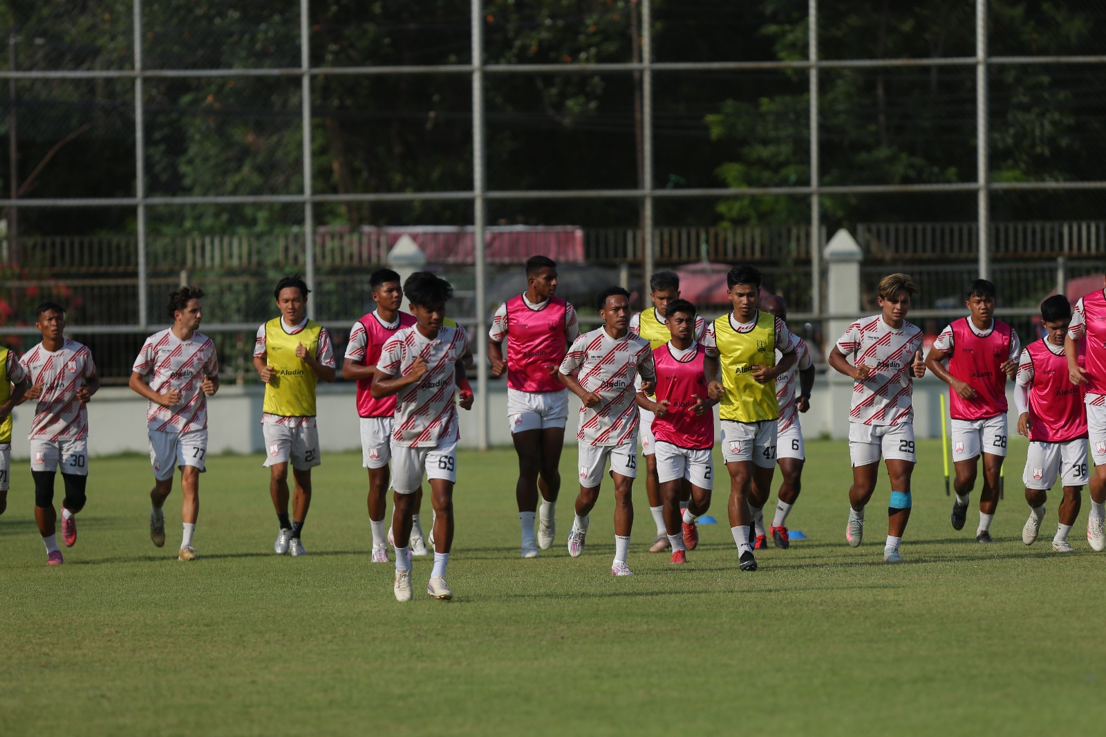 BERSIAP: Para pemain Persis Solo saat berlatih jelang kembali terjun di Super League.