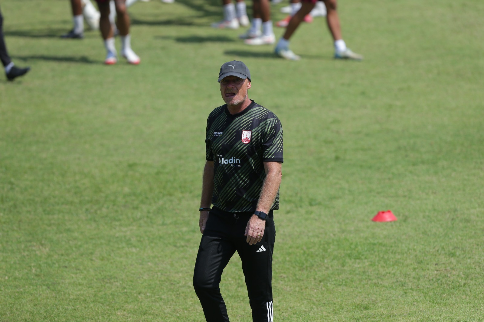 TETAP OPTIMISTIS: Head Coach Persis Solo Peter de Roo saat memantau program latihan pemainnya.