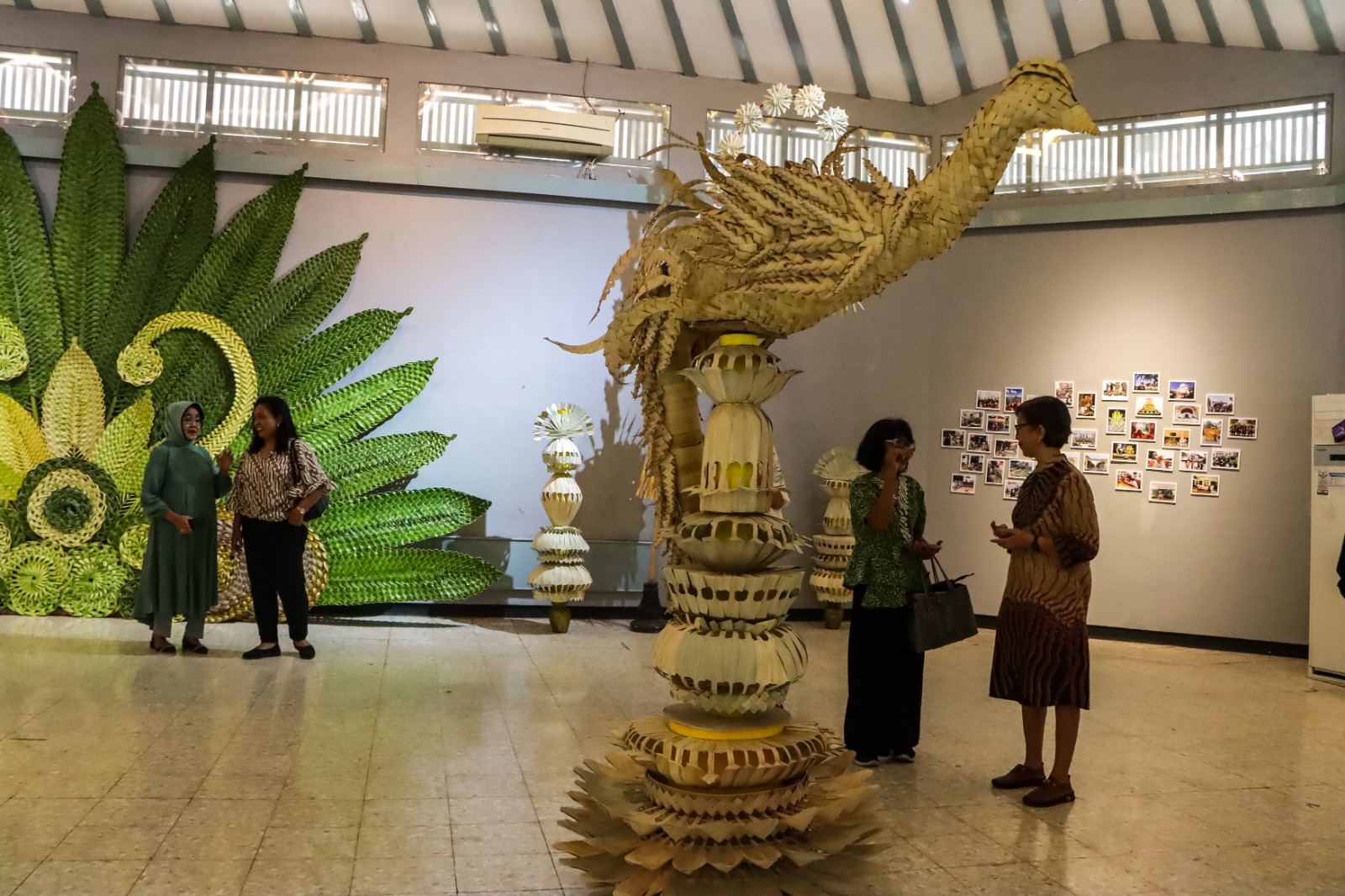 MEMUKAU: Pengunjung melihat pameran seni janur karya Sigit Paripurno yang di Taman Budaya Jawa Tengah (TBJT),&nbsp;Selasa (14/10/2025).