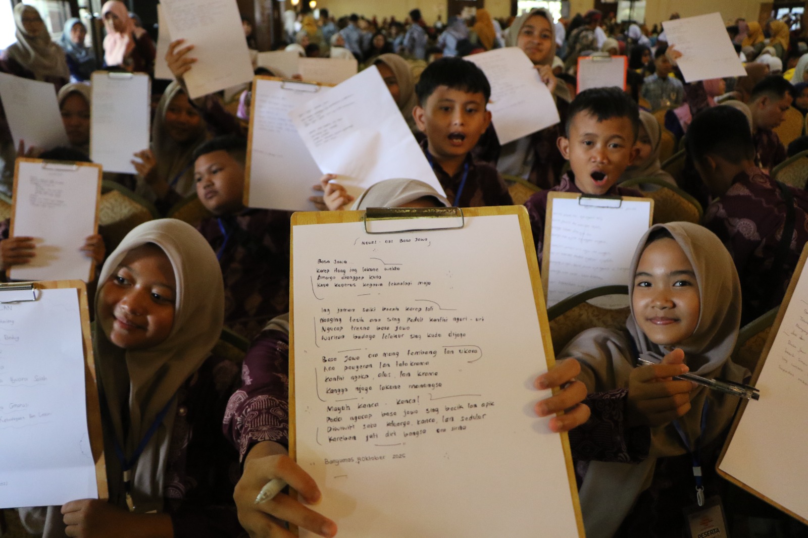 Siswa SD dan SMP se Jawa Tengah mengikuti pemecahan Rekor MURI di Festifal Tunas Bahasa Ibu di Graha Saba Buana Solo, Selasa (14/10).