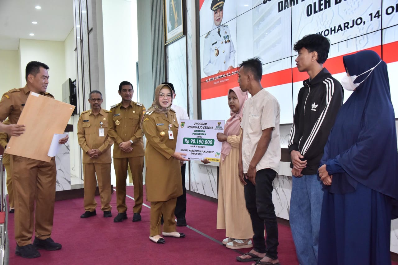 Bupati Etik Suryani dan Baznas Sukoharjo salurkan bantuan di Auditorium Wijaya Utama, Gedung Menara Wijaya, Selasa (14/10/2025).