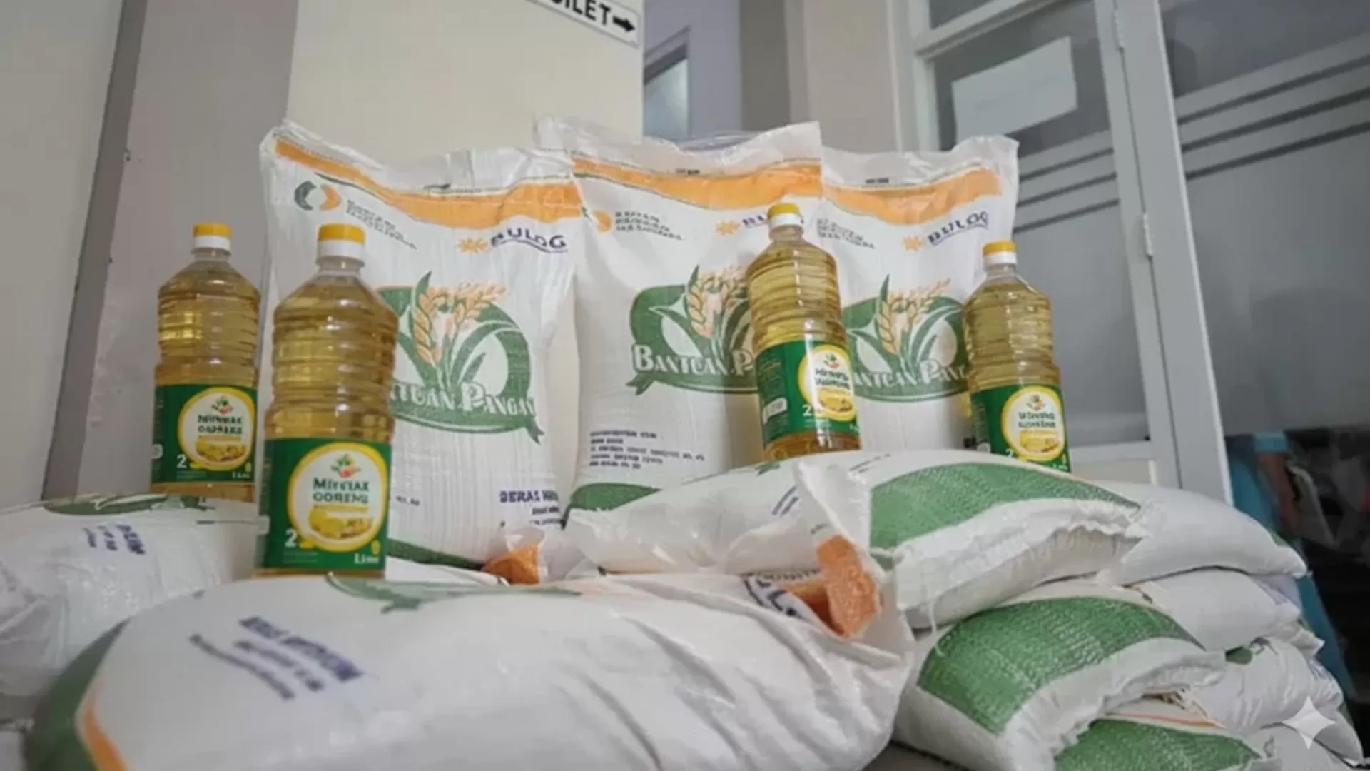 Bansos beras 10 kg dan minyak goreng Oktober 2025 segera cair. Cek nama penerima dan jadwal pencairannya lewat HP.