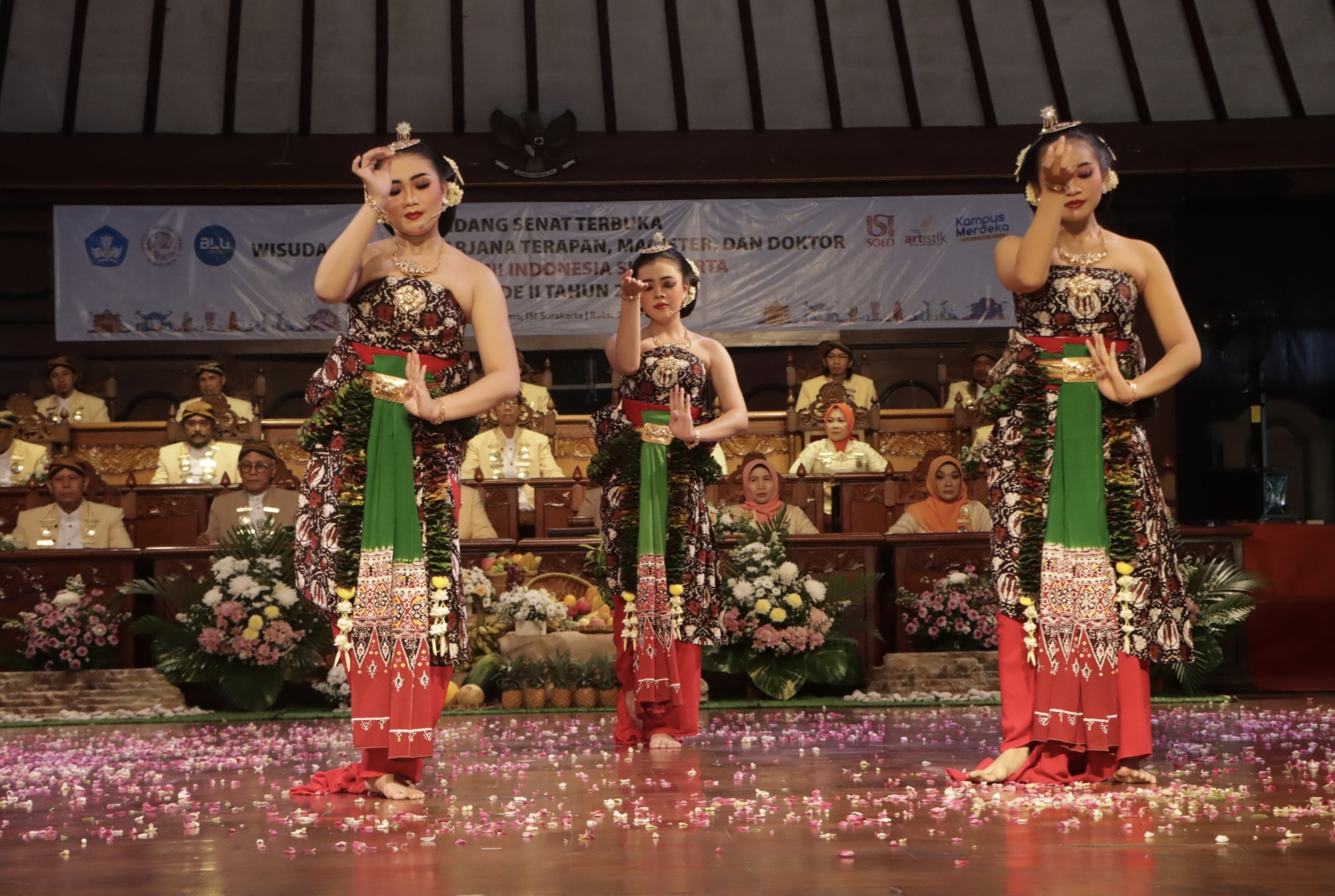 Tari tradisional sebagai salah satu hiburan sama momen prosesi wisuda mahasiswa dan mahasiswi ISI Surakarta, Rabu (15/10/2025).