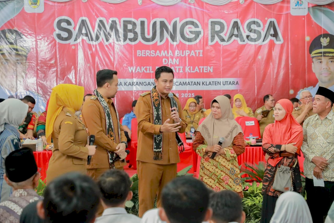 Bupati Klaten Hamenang Wajar Ismoyo berdialog dengan warga Desa Karanganom, Kecamatan Klaten Utara, Selasa (14/10/2025). (Dokumentasi Prokopim Setda Klaten)