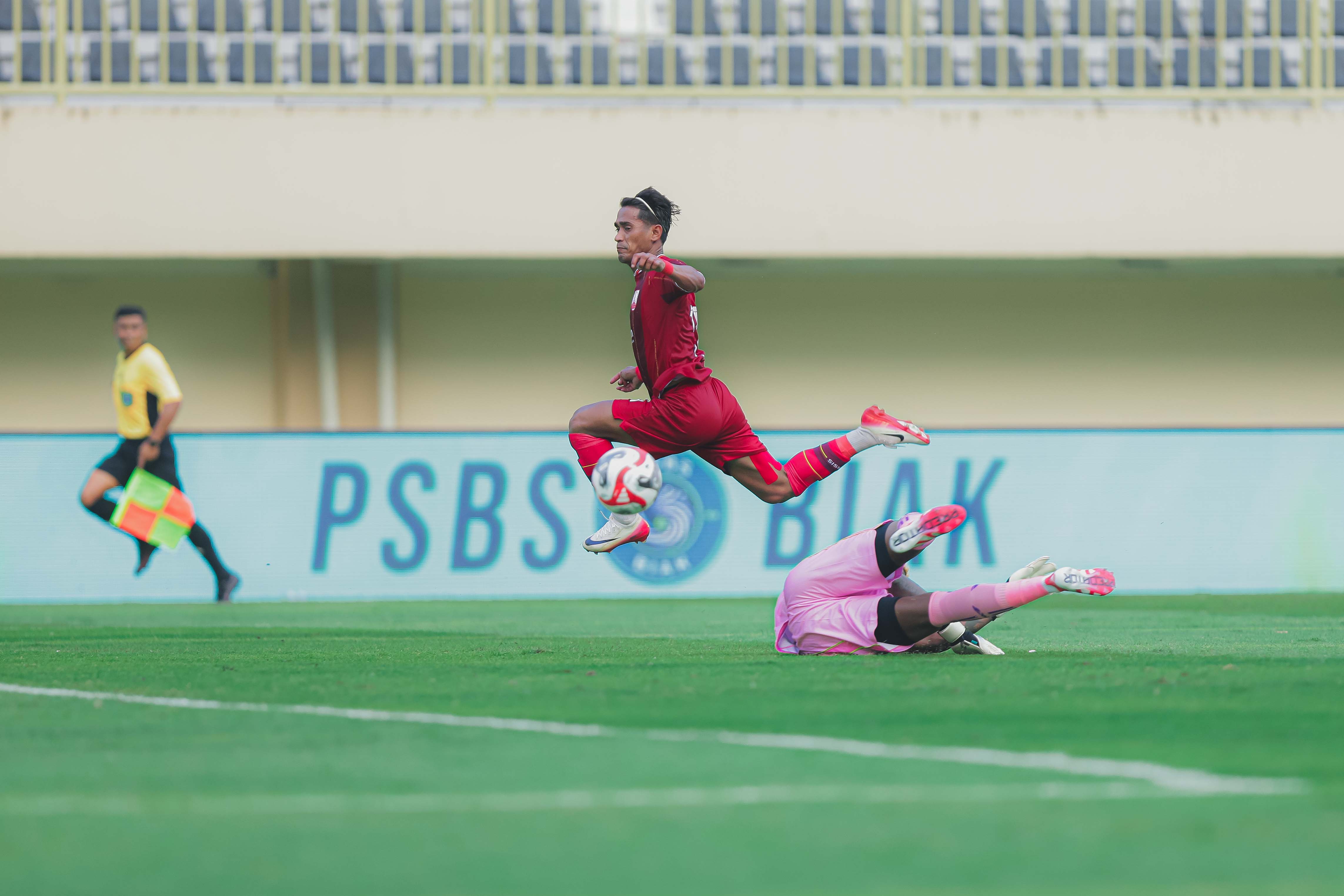 BERJIBAKU: Gelandang Persis Solo Sidik Saimima saat hendak menggocek kiper PSBS Biak di Stadion Maguwoharjo, Agustus lalu.