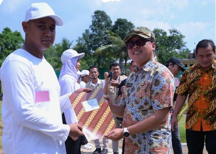 Wakil Bupati Karanganyar Adhe Eliana serahkan SK pengangkatan PPPK hasil seleksi tahun 2024, Selasa (14/10/2025). (Rudi Hartono/Radar Solo)