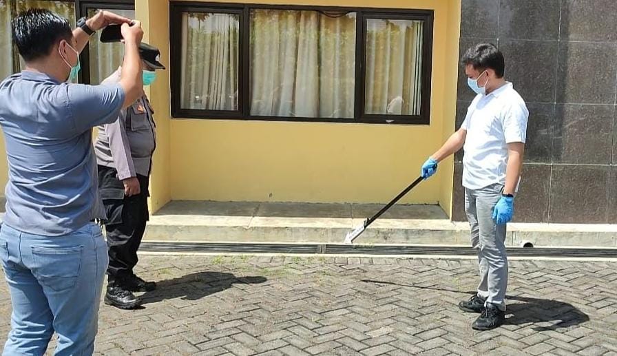 Polisi menggelar olah TKP lokasi pasien RSUD Karanganyar yang melompat dari lantai 3, Rabu (15/10/2025). (Rudi Hartono/Radar Solo)