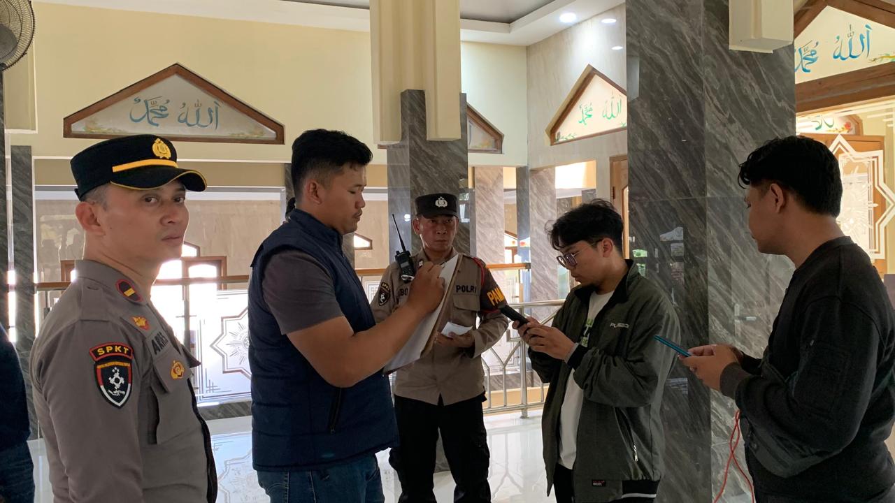 Masjid Nurusy Syifa yang berlokasi di Jalan Lempuyang, Kelurahan Pajang, Kecamatan Laweyan, menjadi target pembobolan oleh orang tak dikenal.