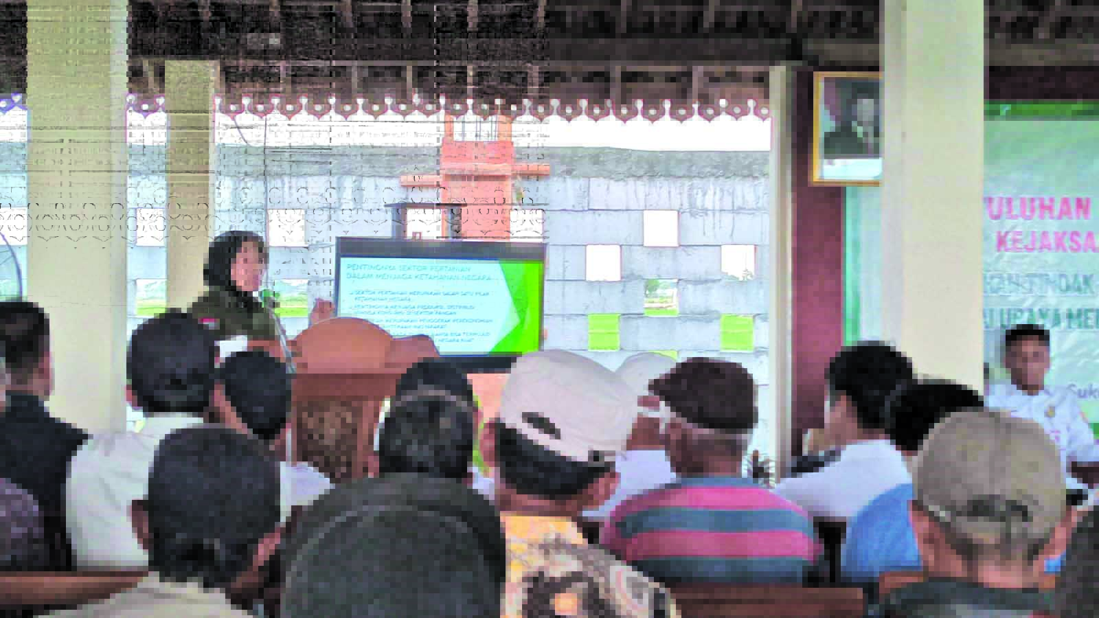 Kajari Sukoharjo Titin Herawati Utara penyuluhan di Joglo Tani, Desa Karangwuni, Polokarto, Rabu (15/10).