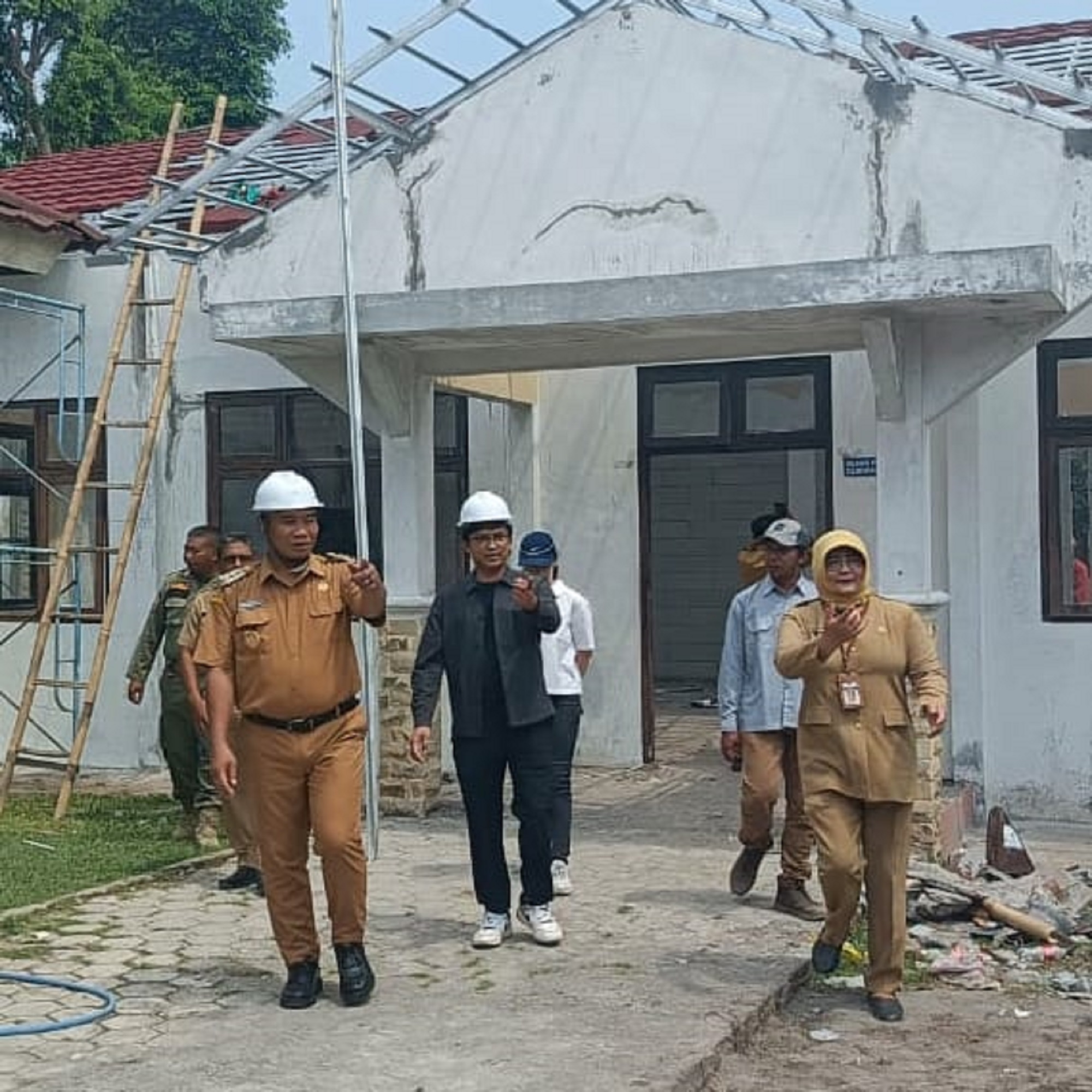 Bupati Sragen Sigit Pamungkas (kiri) memantau langsung progres pembangunan Sekolah Rakyat yang berlokasi di BLK Sragen, Selasa (14/10/2025). (Ahmad Khairudin/Radar Solo)