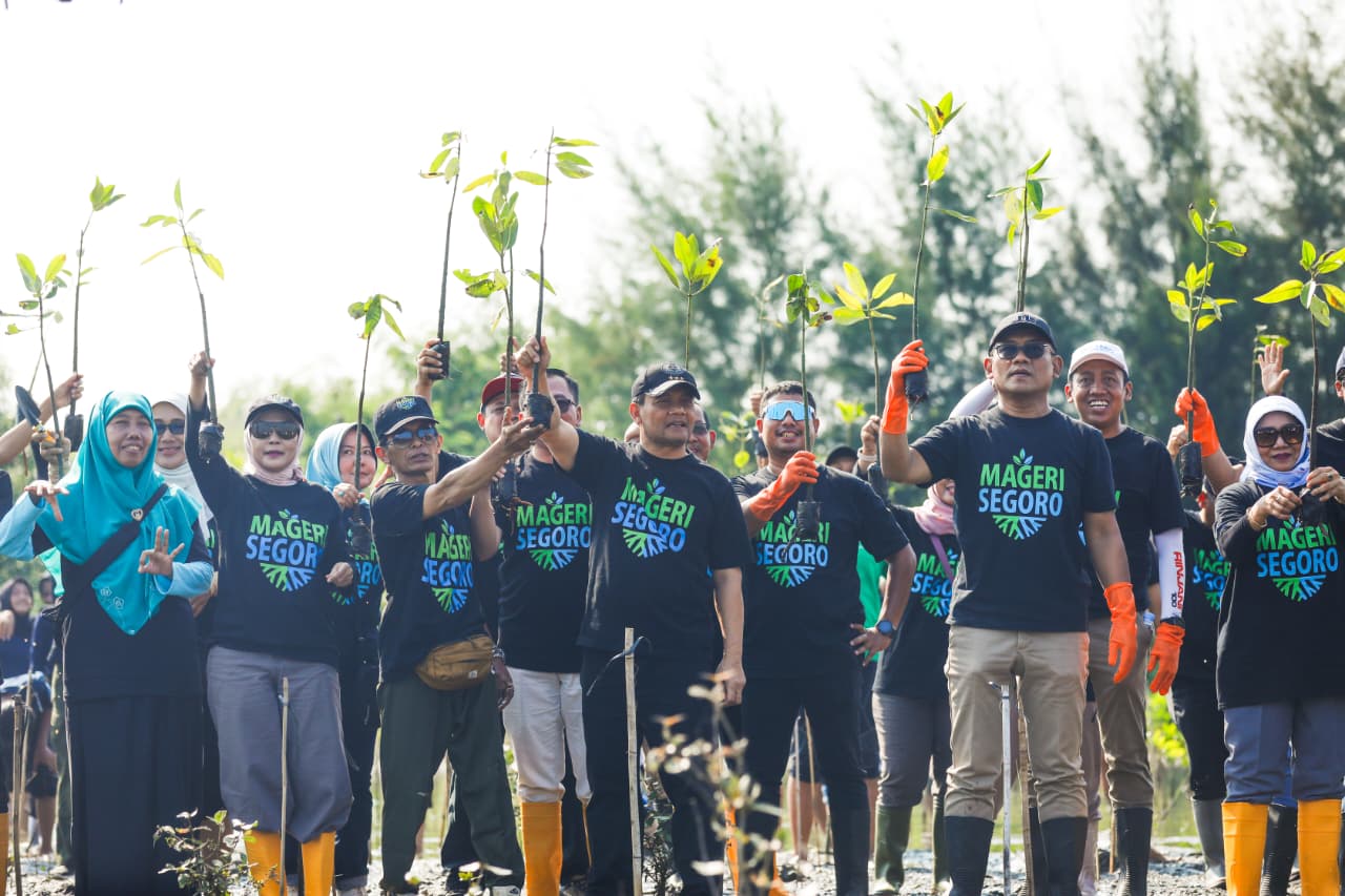 Gubernur Ahmad Luthfi pimpin penanaman 1,9 juta mangrove serentak di Jateng, cetak Rekor MURI dan gerakkan Mageri Segoro 2025.