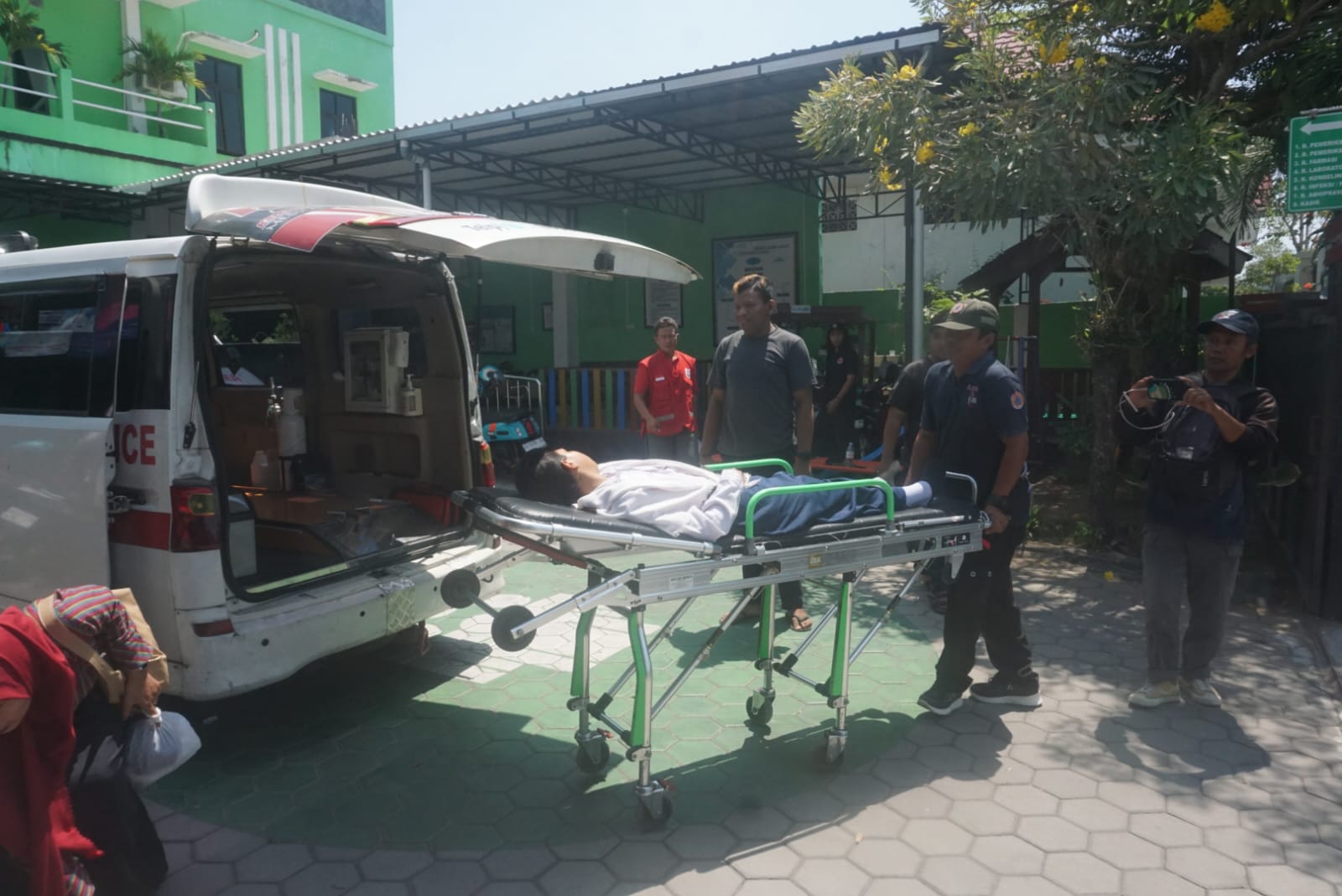 Siswa SMPN 1 Wedi, Klaten saat dilarikan ke puskesmas diduga keracunan menu makan bergizi gratis (MBG), beberapa waktu lalu. (Angga Purenda/Radar Solo)