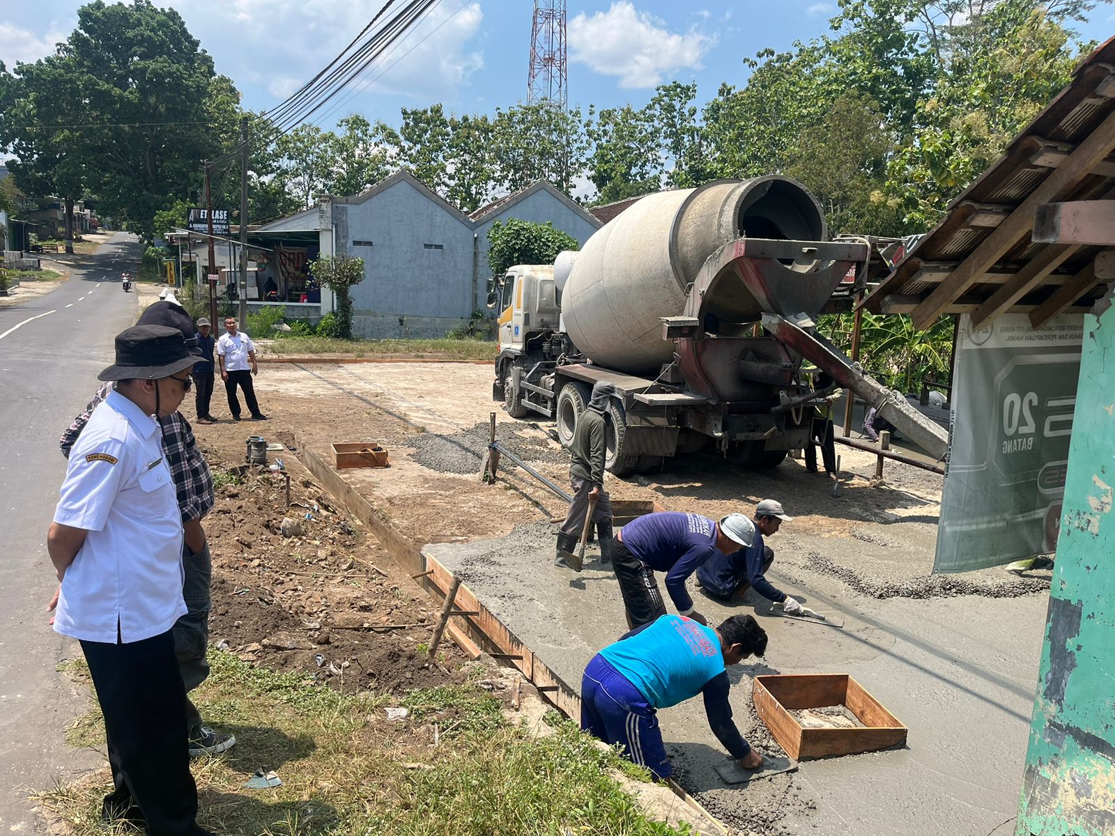 Pengecoran lantai Pasar Hewan Sedayu di Desa Bulu, Kecamatan Polokarto, Sukoharjo, Rabu (15/10).