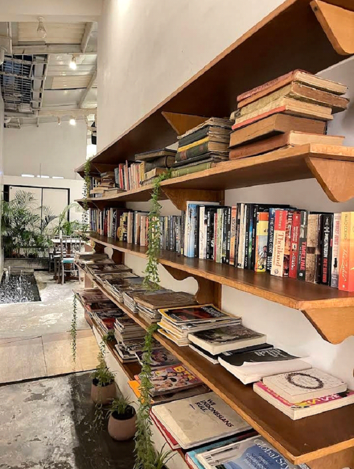 Temukan 5 book cafe paling cozy di Solo, cocok buat me time, baca buku, atau WFC dengan suasana tenang dan kopi nikmat.